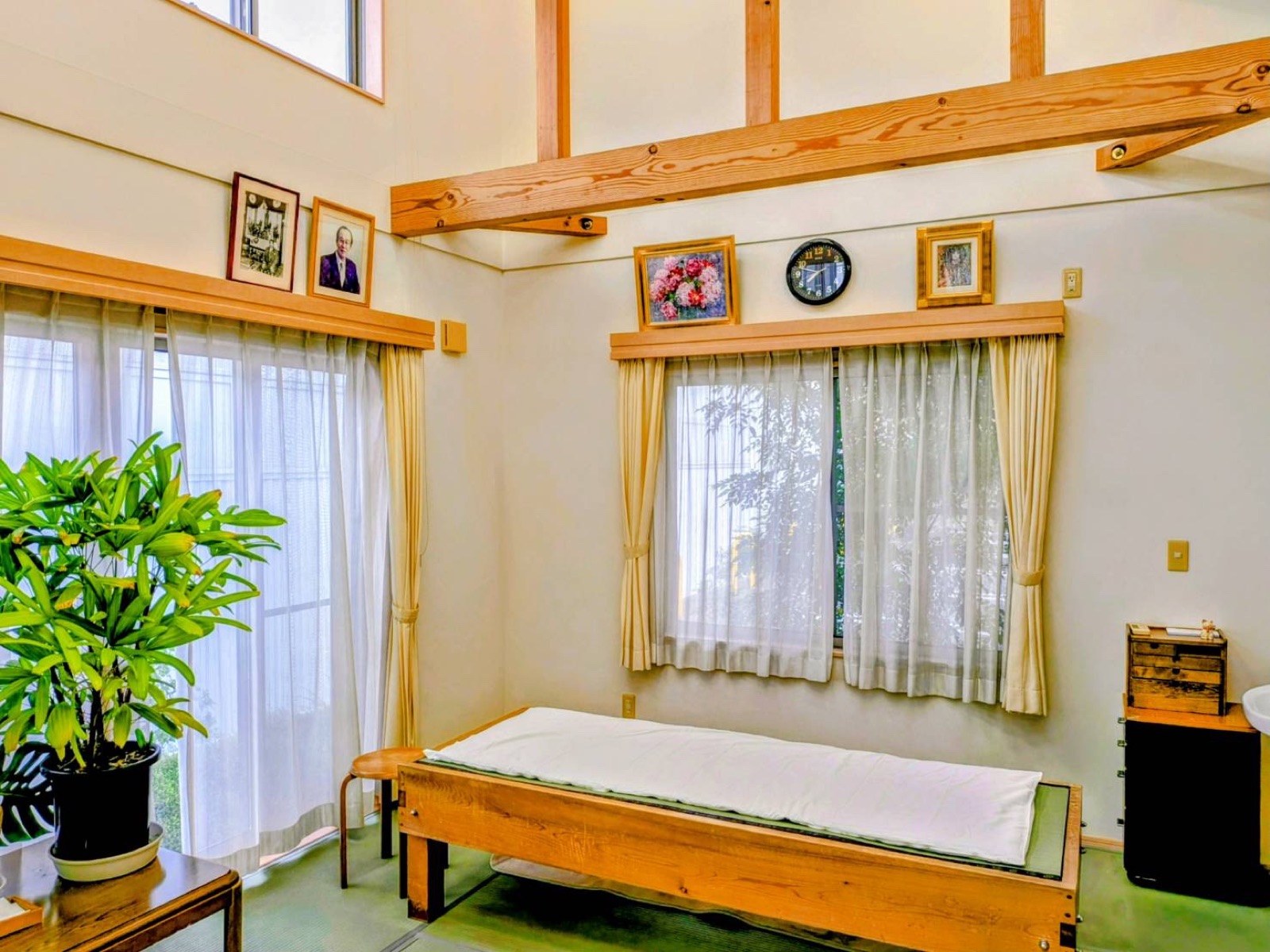 施術室。木の梁と畳の落ち着いた部屋